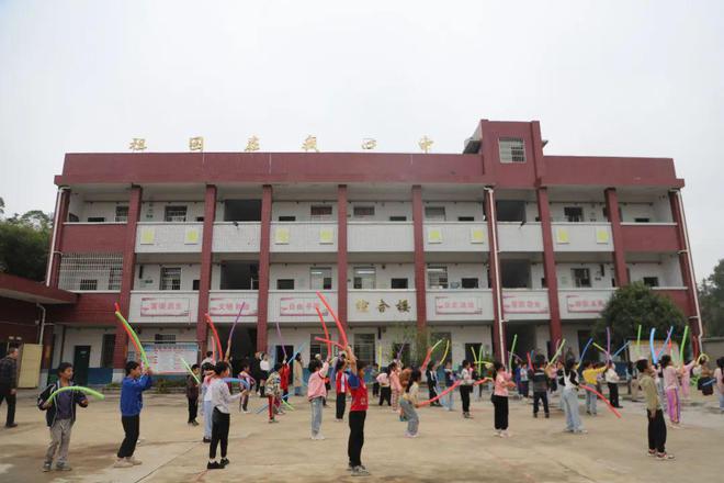 |利来体育娱乐浸泡村爱心之旅情暖继述桥中心小学